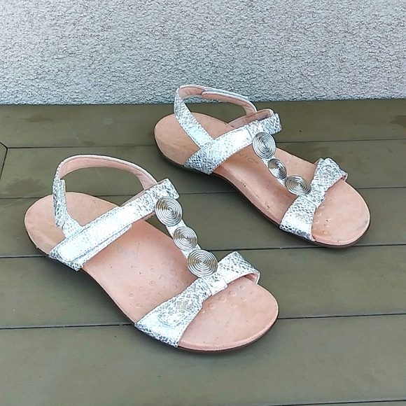 VIONIC Sandals - Picture 9 of 12